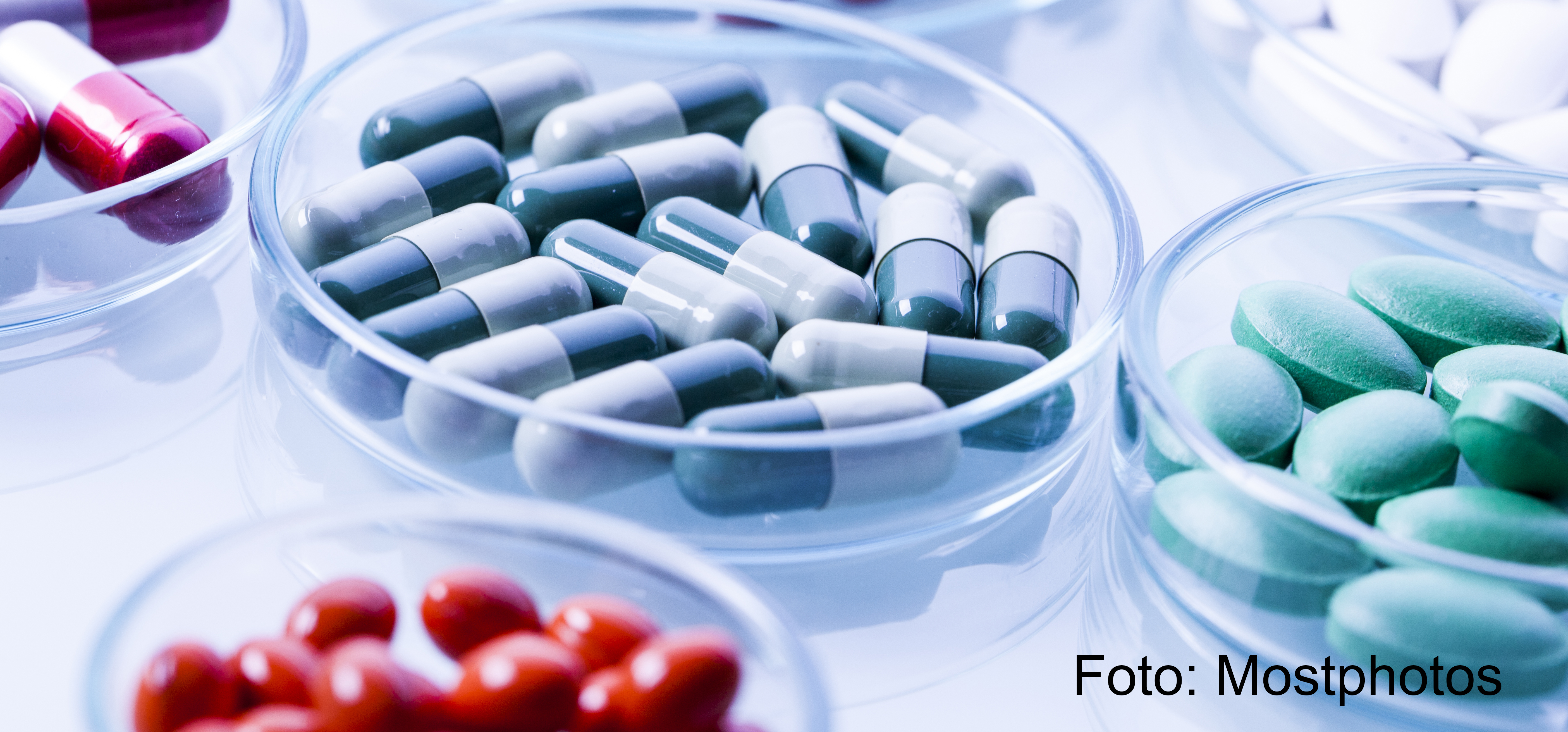 Bilden visar flera olika sorters piller och tabletter.