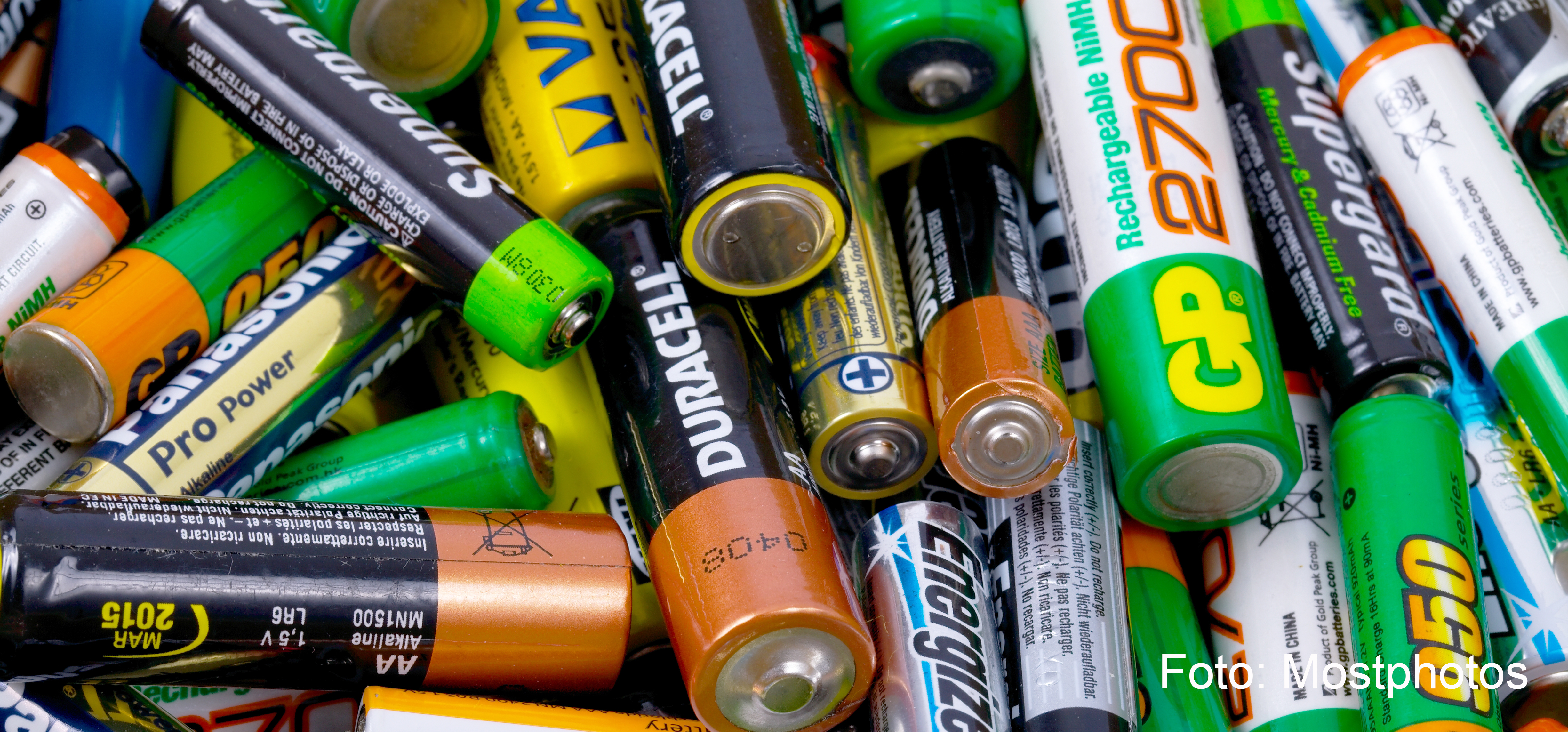 Bilden visar många batterier.