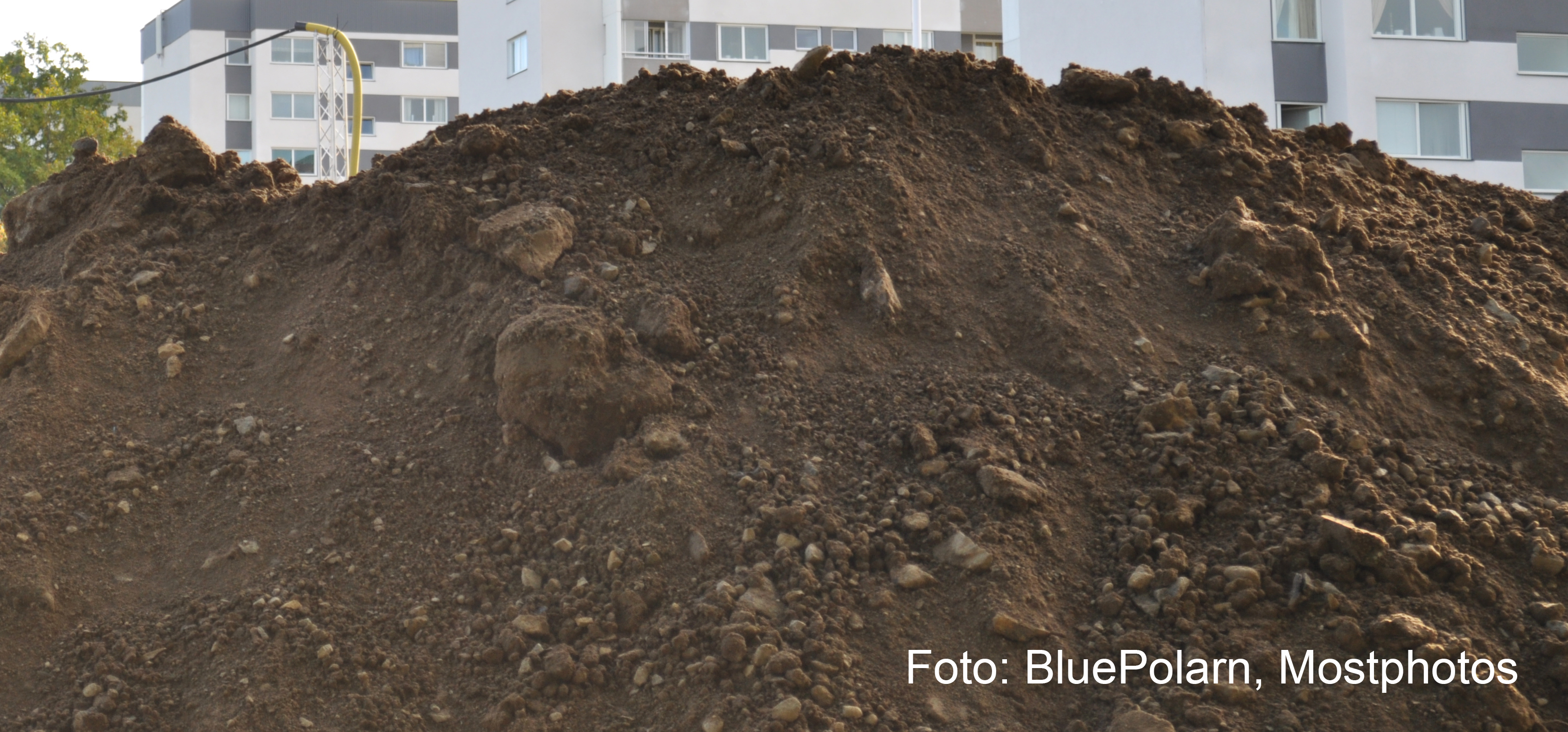 Bilden visar en jordhög från en grävplats.