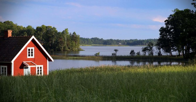Bilden visar ett hus vid en sjö