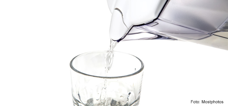 Bild på vatten som hälls i ett glas.